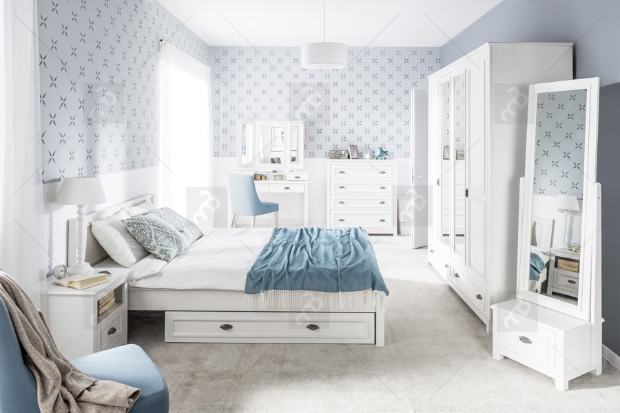 Biała sypialnia w klasycznym stylu